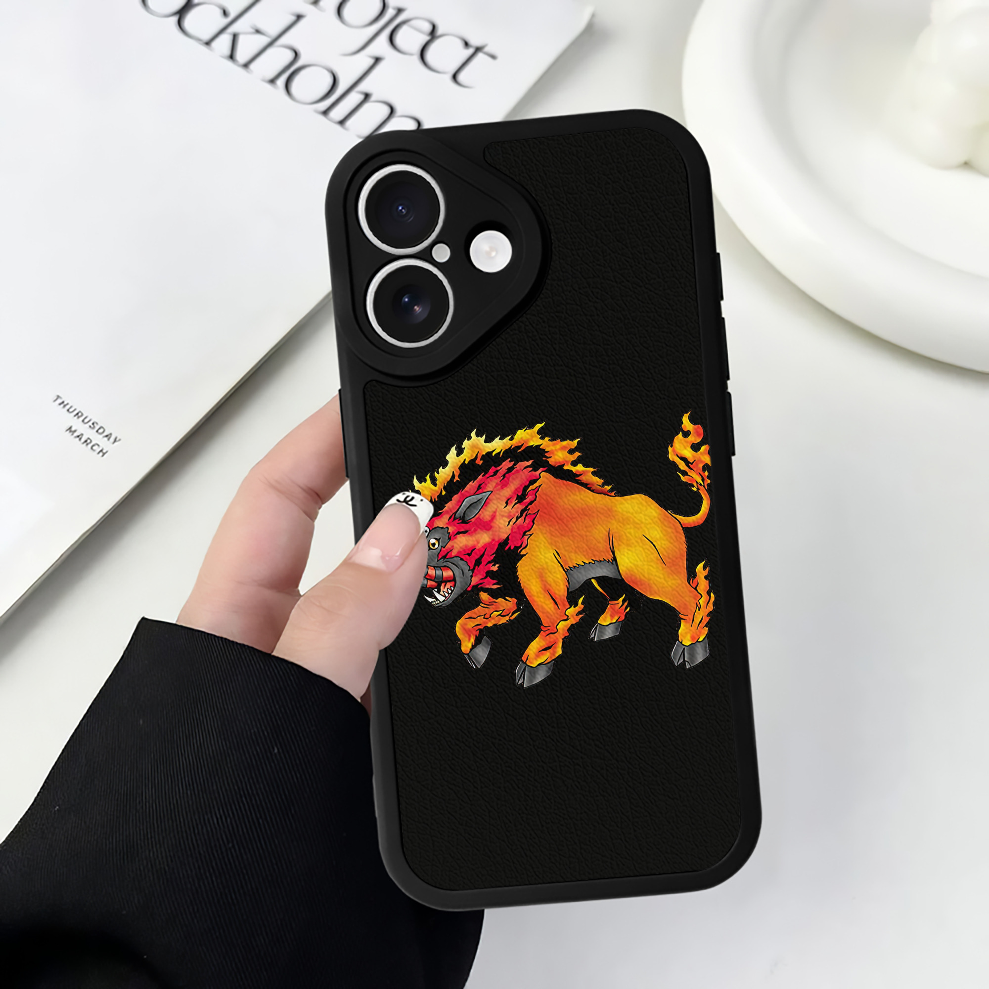 （画像用） Digimon デジタルモンスター/デジモン 【iPhone 16シリーズ対応】シリコンスマホケース（レザー調） 材質：シリコン